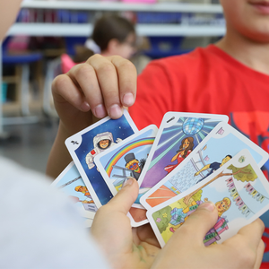 «Schlauer Peter» - das bunte Kartenspiel für weltoffene Kinder zwischen 4 und 99 Jahren | Ideal als Geschenk!
